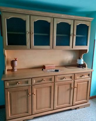 Credenza in legno con alzata e ante in vetro