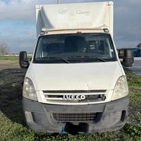 IVECO DAILY 35 COIBENTATO CON SPONDA IDRAULICA