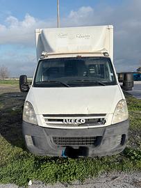 IVECO DAILY 35 COIBENTATO CON SPONDA IDRAULICA