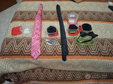 4 cravatte nere e un papillon per camerieri