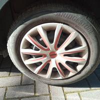 Cerchi in ferro con gomme e borchie