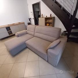 Divano con chaise  longue buone condizioni