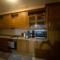 Cucina Completa in Legno con Base in Marmo