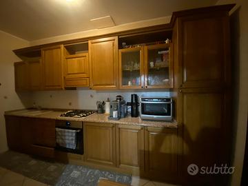 Cucina Completa in Legno con Base in Marmo