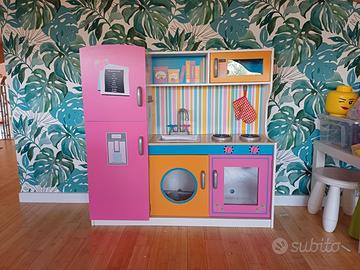 Cucina giocattolo per bimbi.
