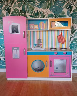 Cucina giocattolo per bimbi.