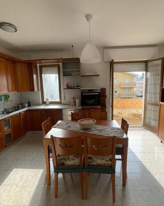 Ampio appartamento Pineto con balcone perimetrale