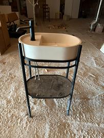 Mobile bagno con lavabo e miscelatore
