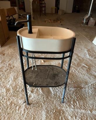 Mobile bagno con lavabo e miscelatore