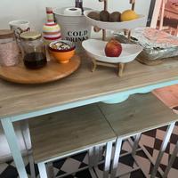 Tavolo con 4 sgabelli