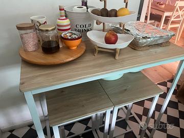 Tavolo con 4 sgabelli