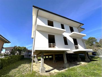 CASA SINGOLA da ULTIMARE IN POSIZIONE COLLINARE