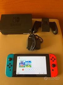 Nintendo Switch neon rossa e blu con accessori