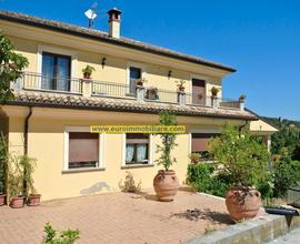 Maestosa villa immersa nel verde