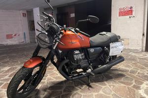 Moto Guzzi V7 Stone - con accessori
