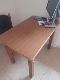 Tavolino in legno e 2 sedie