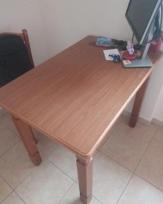 Tavolino in legno e 2 sedie