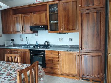 Cucina usata in vero legno con elettrodomestici 