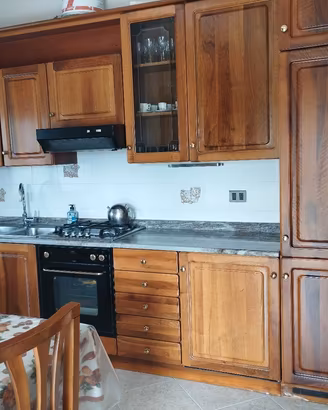 Cucina in vero legno con elettrodomestici 