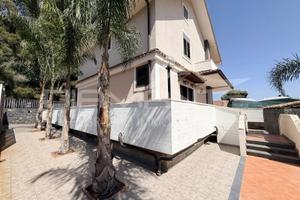 Trivani con terrazzo