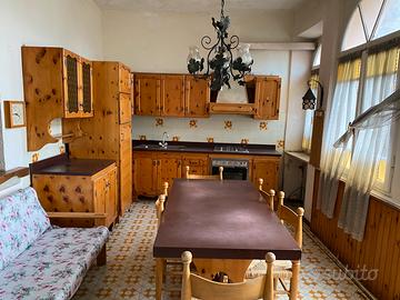 Cucina in legno di cirmolo massiccia
