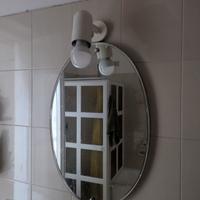 Specchio ovale da bagno con luce.