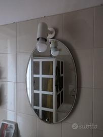 Specchio ovale da bagno con luce.