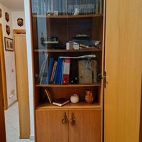 Libreria in legno massello.