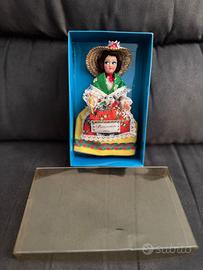 Bambole souvenir vintage in costume tradizionale