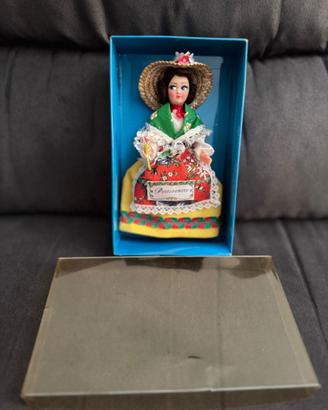 Bambole souvenir vintage in costume tradizionale