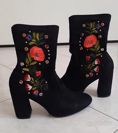 Stivaletti PrimaDonna, neri con ricamo floreale n°