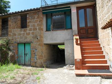 Appartamento su tre livelli magazzino cantina