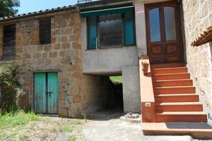 Appartamento su tre livelli magazzino cantina