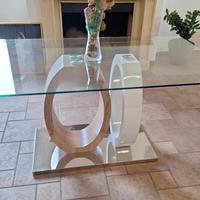 Tavolo in vetro e legno. 