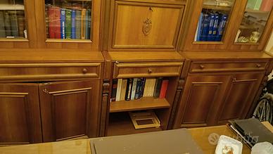 Tavolo e libreria per ufficio