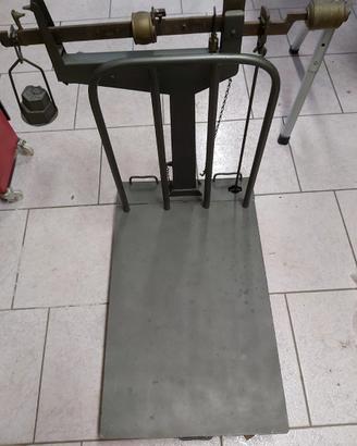 Bascula antica completa di pesi