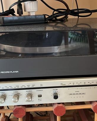 Giradischi vintage con amplificatore stereo