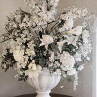 Vaso in ceramica con composizione floreale