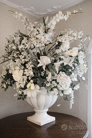 Vaso in ceramica con composizione floreale