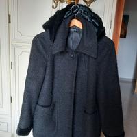 Cappotto nero in tessuto, tipo astraga'