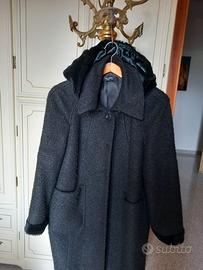 Cappotto nero in tessuto, tipo astraga'