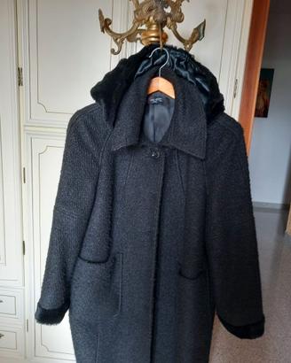 Cappotto nero in tessuto, tipo astraga'