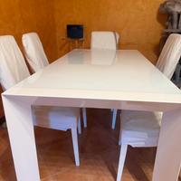 Tavolo con sedie e coprisedia