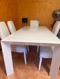 Tavolo con sedie e coprisedia