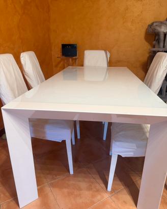 Tavolo con sedie e coprisedia