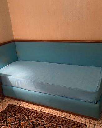 Letto singolo con boiserie e comodino