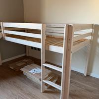 Letto rialzato con scivolo bambini