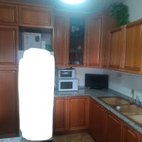 Cucina angolare in legno massello con top in