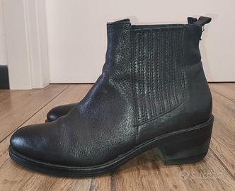 Stivaletto donna con elastico. Pelle nero. n.38