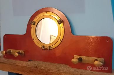 Attaccapanni in stile nautico con oblò in ottone.